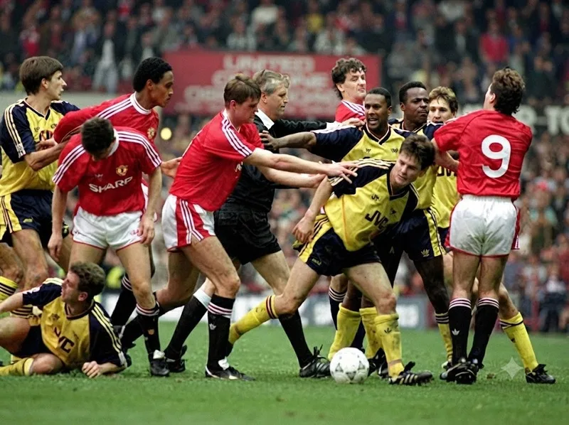 Arsenal và Manchester United từng tạo nên nhiều cuộc đối đầu kinh điển, đặc biệt trong giai đoạn cạnh tranh danh hiệu Premier League cuối thế kỷ XX.