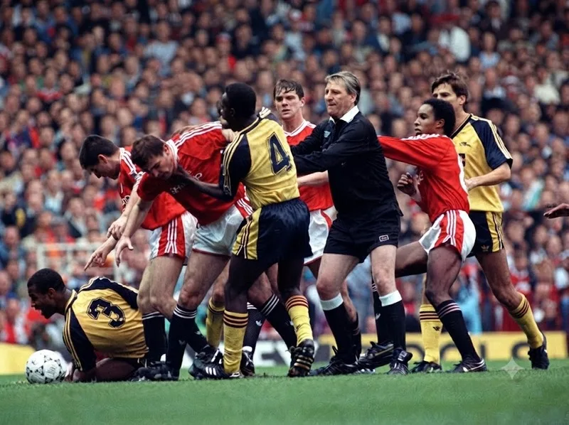 Cuộc cạnh tranh giữa Arsenal và Manchester United được định hình bởi những trận đấu căng thẳng cùng sự đối đầu giữa hai triết lý bóng đá khác biệt.