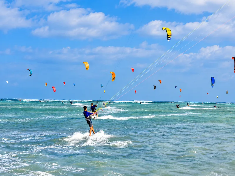Phan Rang có gió mạnh và vùng nước khá phẳng, phù hợp để luyện tập những kỹ thuật lướt ván diều nâng cao.